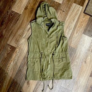 Great Condition!! Army Green Anorak Vest. Size M.